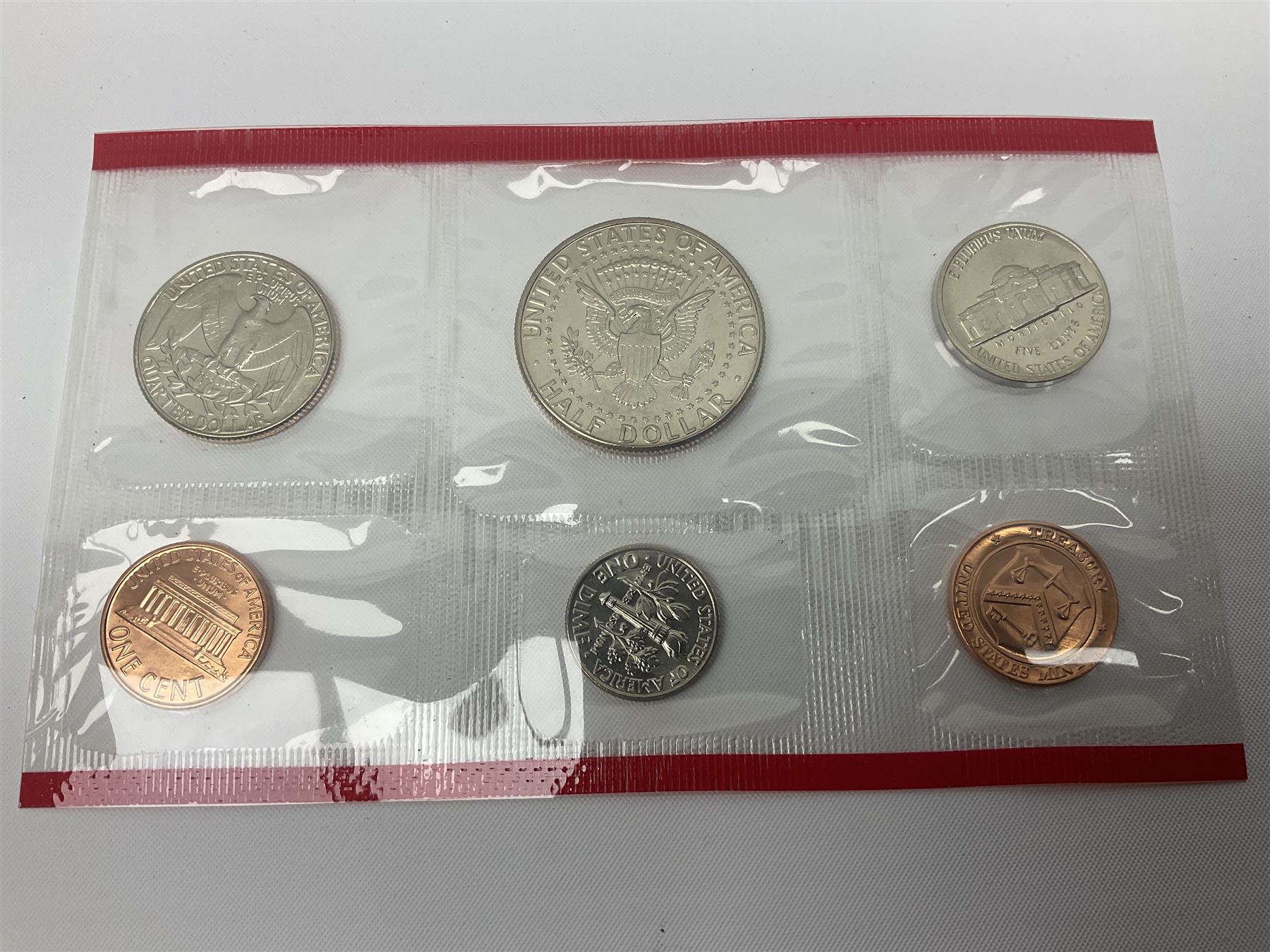 United States of America coinage, including 1876S half dollar (holed), various quarter dollars, 1986 one ounce fine silver dollar, 1988 uncirculated coin set etc