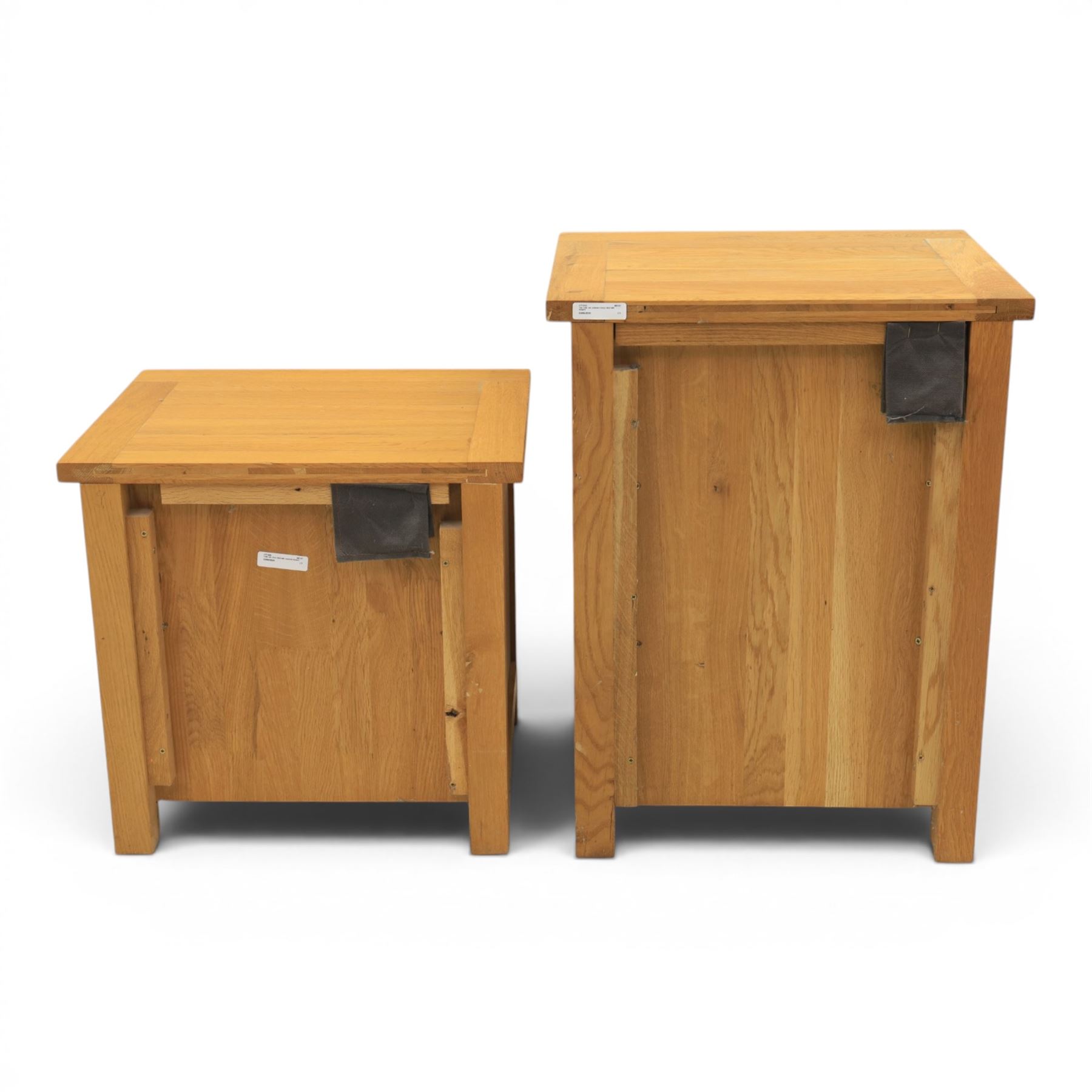 Two solid oak pedestal chests fitted with drawers, one with three drawers (H 64cm, W 49cm) and two drawers (H 46cm, W 49cm)
