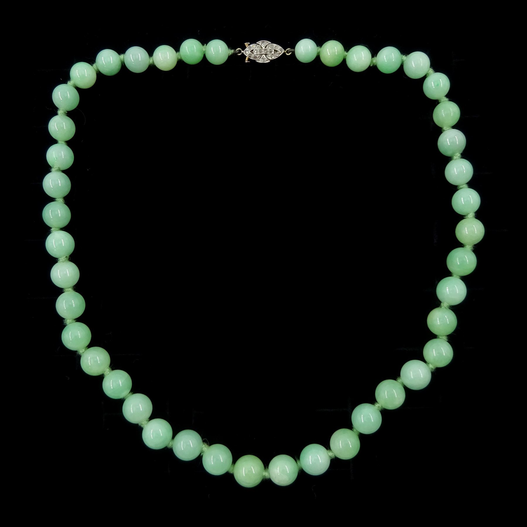 Single strand graduating jade bead necklace, with 15ct gold and platinum rose cut diamond clasp