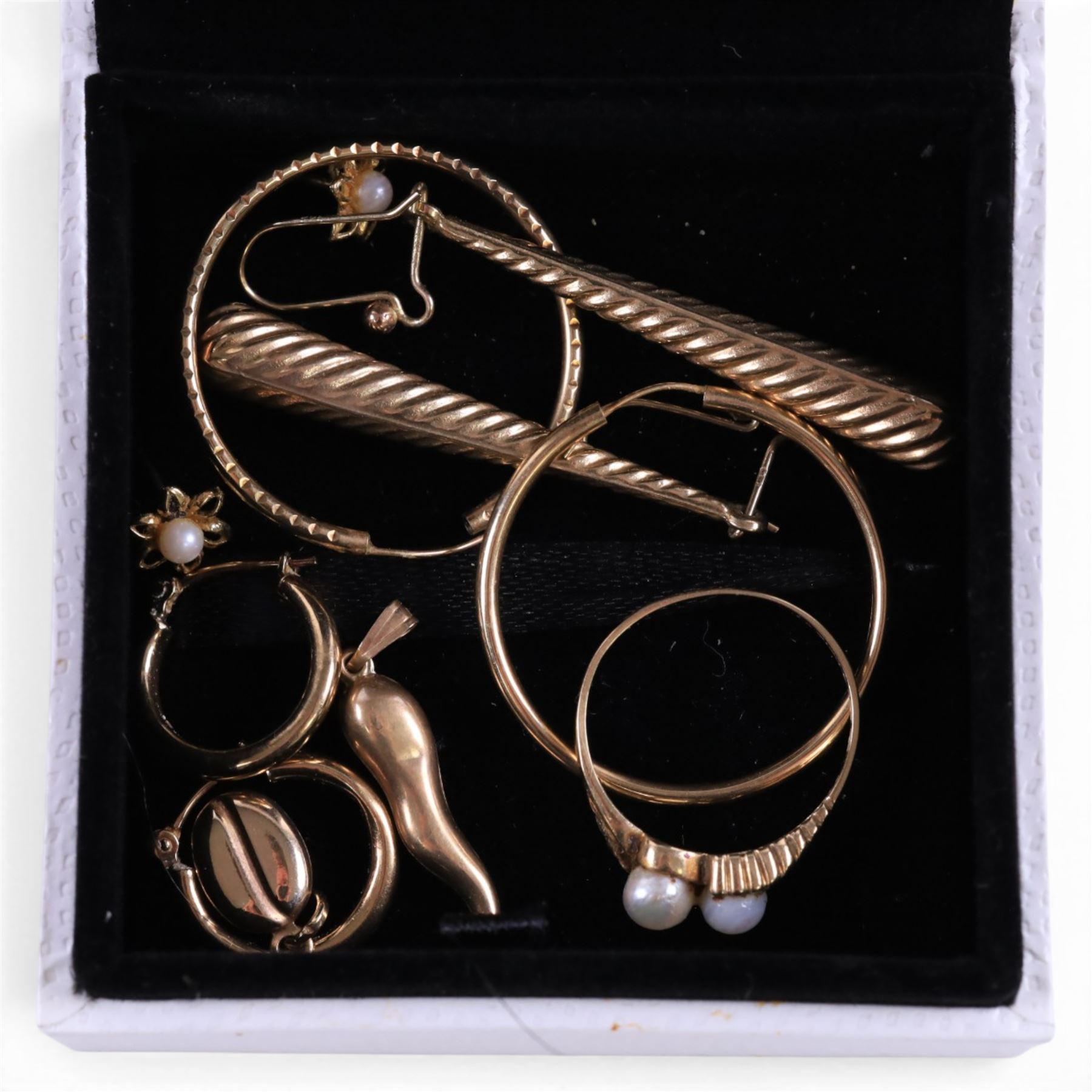 9ct gold jewellery, including two pairs of hoop earrings, pendant earrings, Italian horn charm, bean charm, faux pearl flower earrings and a faux pearl ring