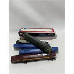 Eight Lima HO and '00' gauge locomotives, comprising three Class 59 Co-Co two National Power examples no. 59206 and 59201 and an EWS example no. 59201, Class 67 EWS Night Mail locomotive no. 67001, Class 40 Co-Co Empress of England locomotive no. D233, Western Class C-C Western Pioneer locomotive no. D1003, Class 47/57 Co-Co Freightliner Phoenix no. 57002 and Class 66 Co-Co Freightliner locomotive no. 66504, with two associated boxes