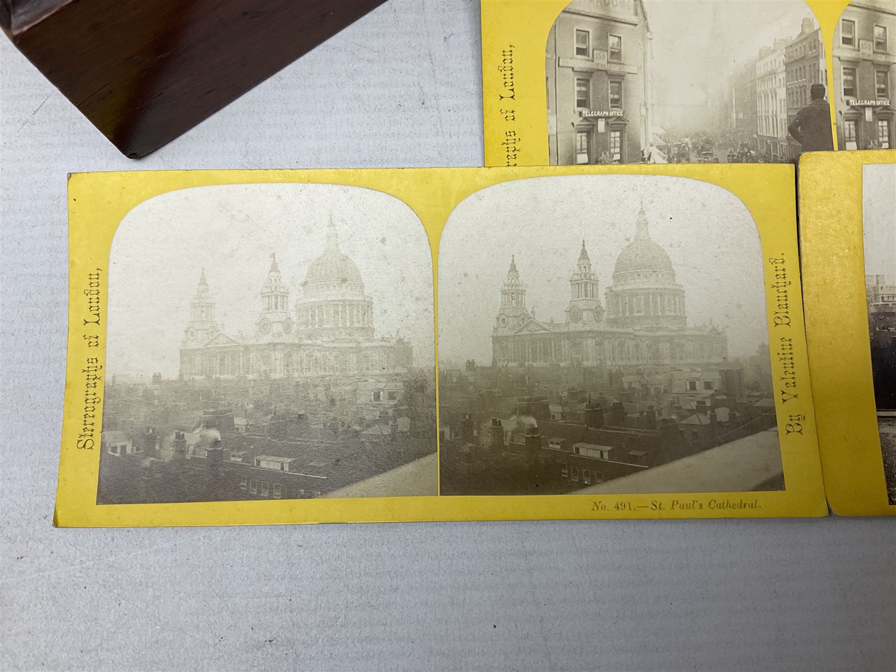 Mahogany tabletop Stereo viewer, with four Valentine Blancherd stereograph views of London, H32cm