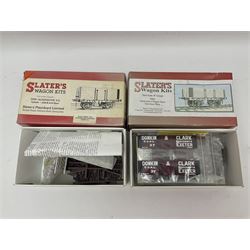 Eighteen boxed '0' gauge model railway kits for coaches and wagons from various makers, to include Roxey Mouldings, Slater’s Wagon Kits, Parkside Dundas, Blacksmith Models etc, all in original boxes (18)