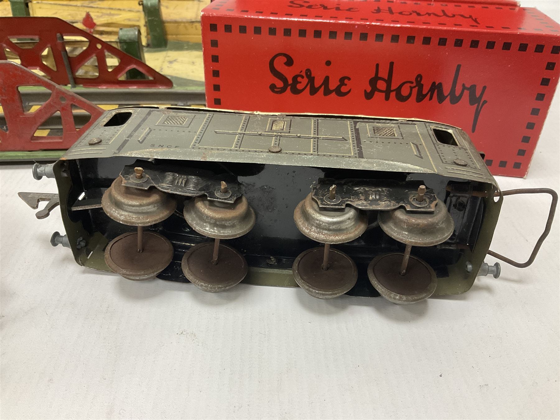 ‘0’ gauge - six boxed Hornby Hachette coaches comprising three Saloon Cars and three Dining Cars in original boxes; three loose ‘SNCF’ cars; three crossings, two Hornby/Meccano railway stations, one bridge and a water tank; two further Mettoy Railways ‘Railway Bridge’ in original boxes (17)