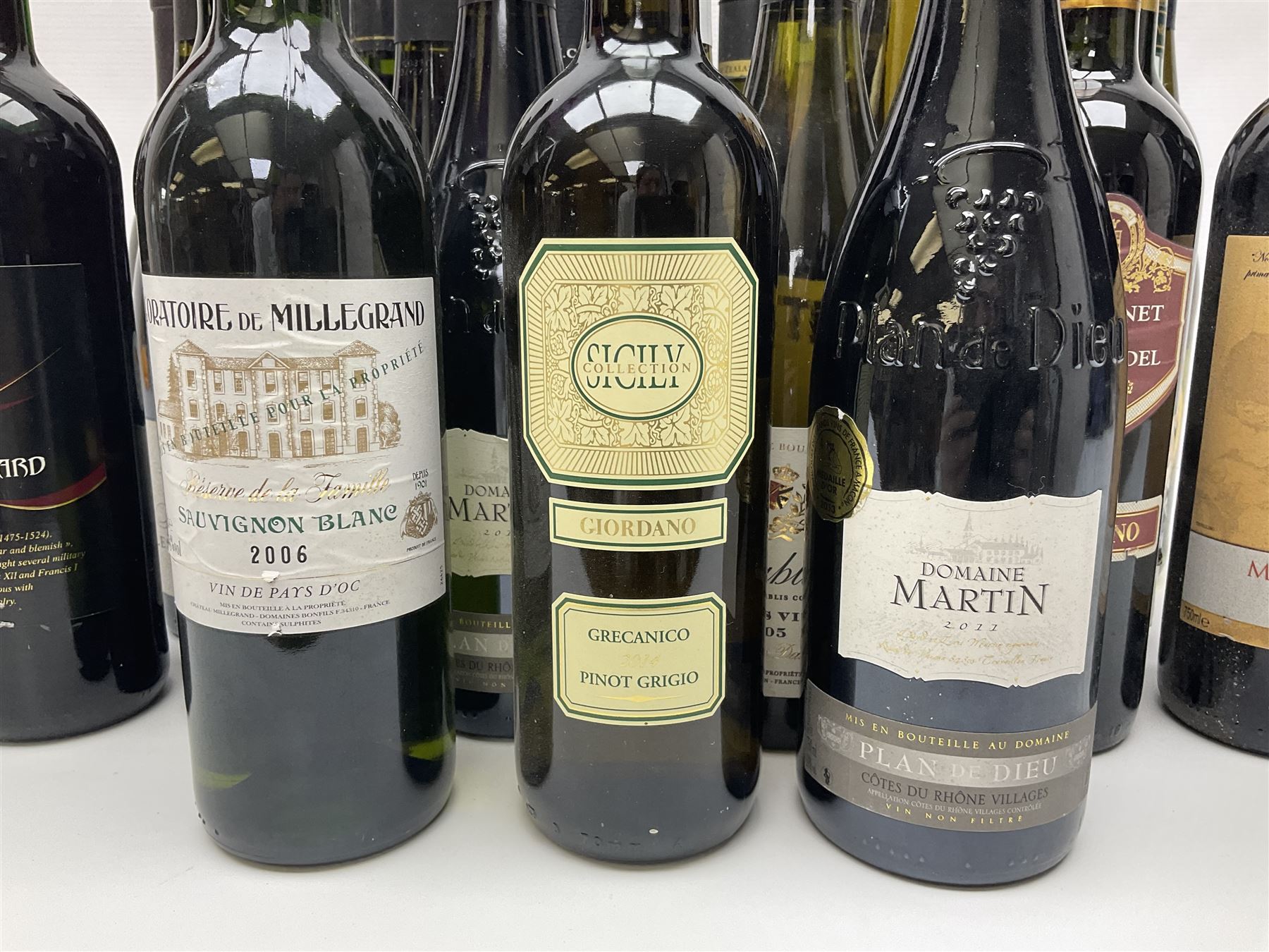 Mixed wine, including Domaine Martin 2011 Plan De Dieu, L'Oratoire de Millegrand 2006, Sauvignon Blanc, Giordano 2014 Pinot Grigio, various content and proof (27)