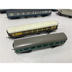 Hornby/Tri-Ang ‘00’ gauge - eight various coaches and eighteen goods wagons; all unboxed (26)