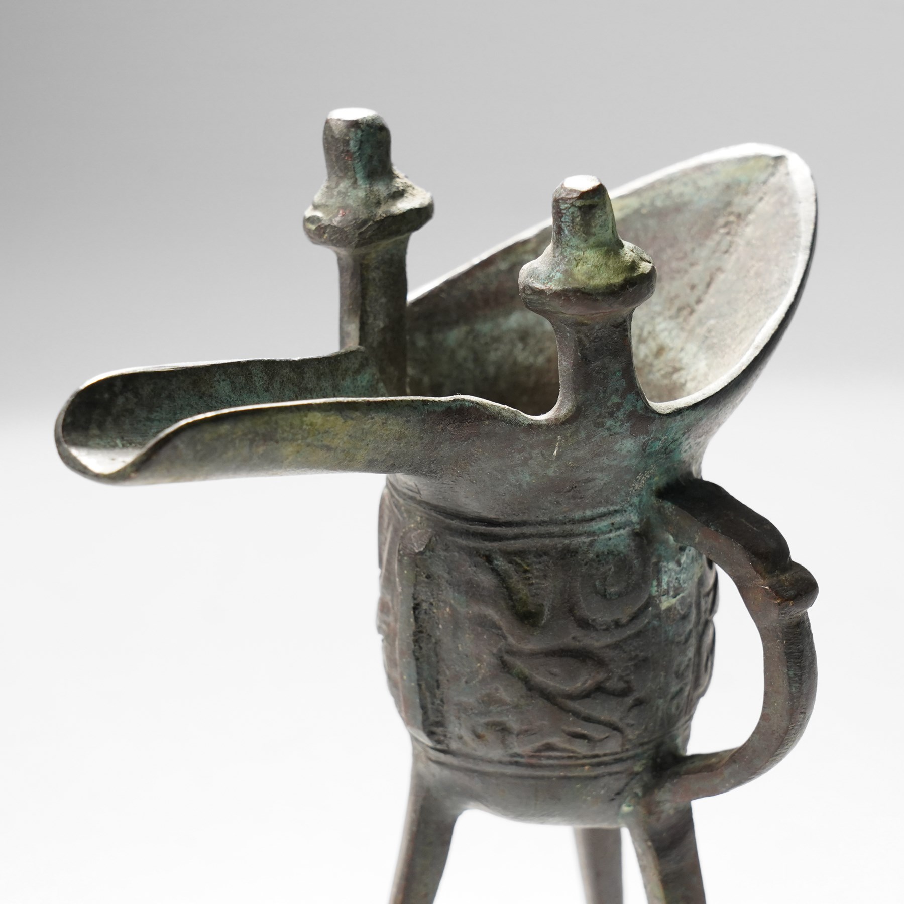 Chinese bronze archaistic tripod vessel, with twin posts, H16cm 