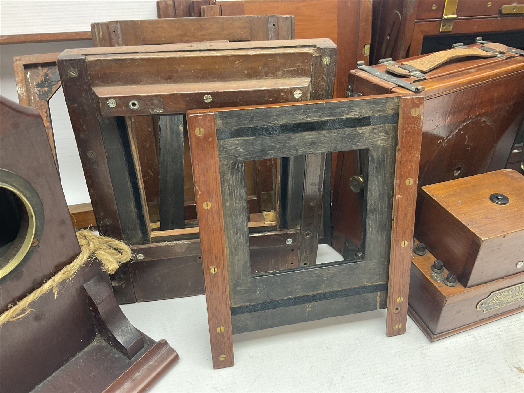 Collation of folding plate cameras of various sizes folding plate in mahogany and lacquered brass, together with camera plates and slides
By vendors repute some slide are from the Gandolfi workshop