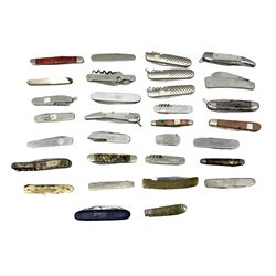 Thirty-one pocket knives including George Ibberson of Sheffield single blade locking knife with brass handle, Ravi single blade folding knife etc