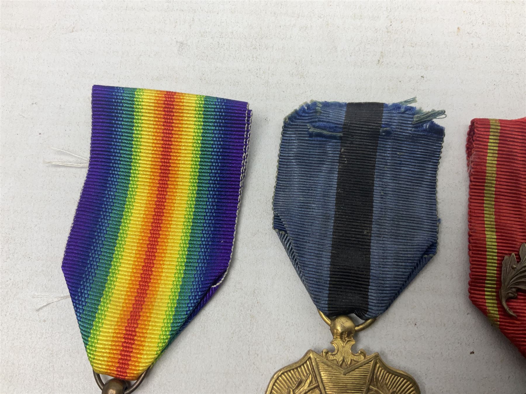Five WW1 Belgian medals - two Croix-De-Guerre, one with MID leaves, L'Union Fait La Force, Herinnerings 1914-18 Commemorative medal and Victory Medal; all with ribbons