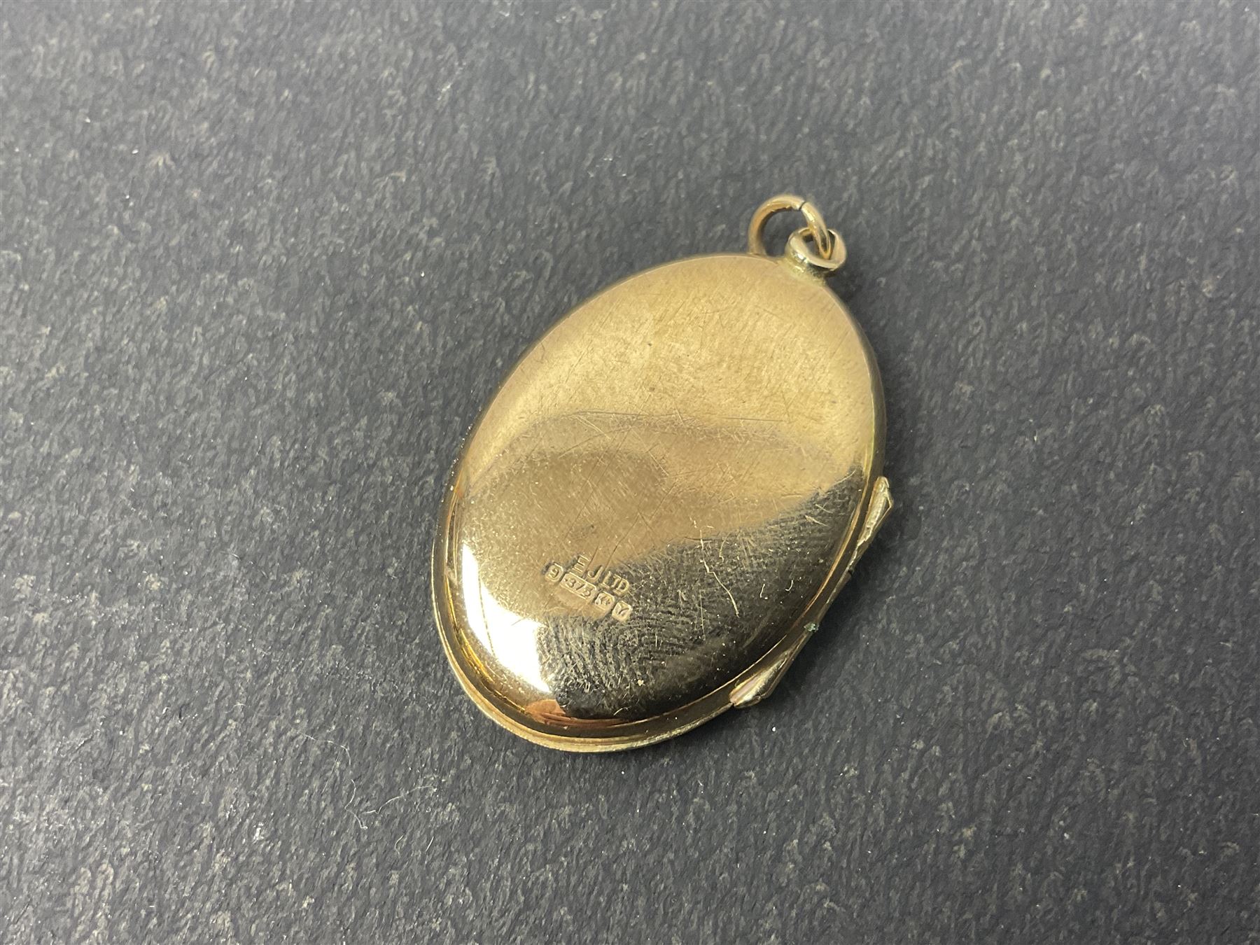 9ct gold jewellery, including opal ring and two other stone set rings, locket and rope twist chain 