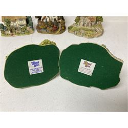 Nineteen Lilliput Lane models, including Dove Tails, Birdlip Bottom, Smallest Inn, Gossip Gate and Beehive Cottage, all with deeds and original boxes (19)