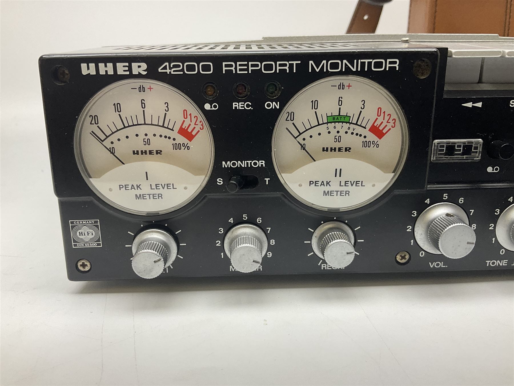 Uher 4200 Report Monitor professional tape recorder, complete with  instructions and leather carry case - Maritime, Scientific Instruments &  Cameras