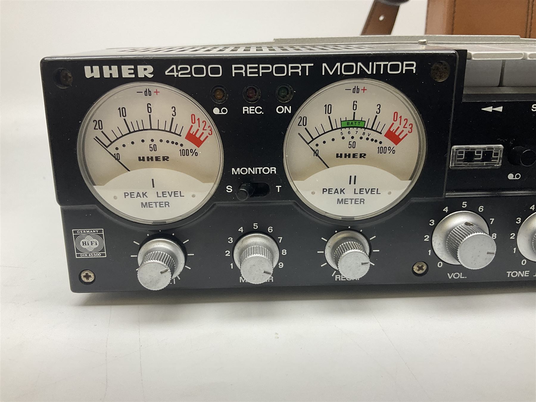 Uher 4200 Report Monitor professional tape recorder, complete with instructions and leather carry case