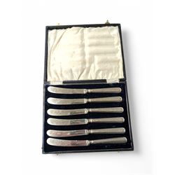 Set of six silver handled knives, in fitted case