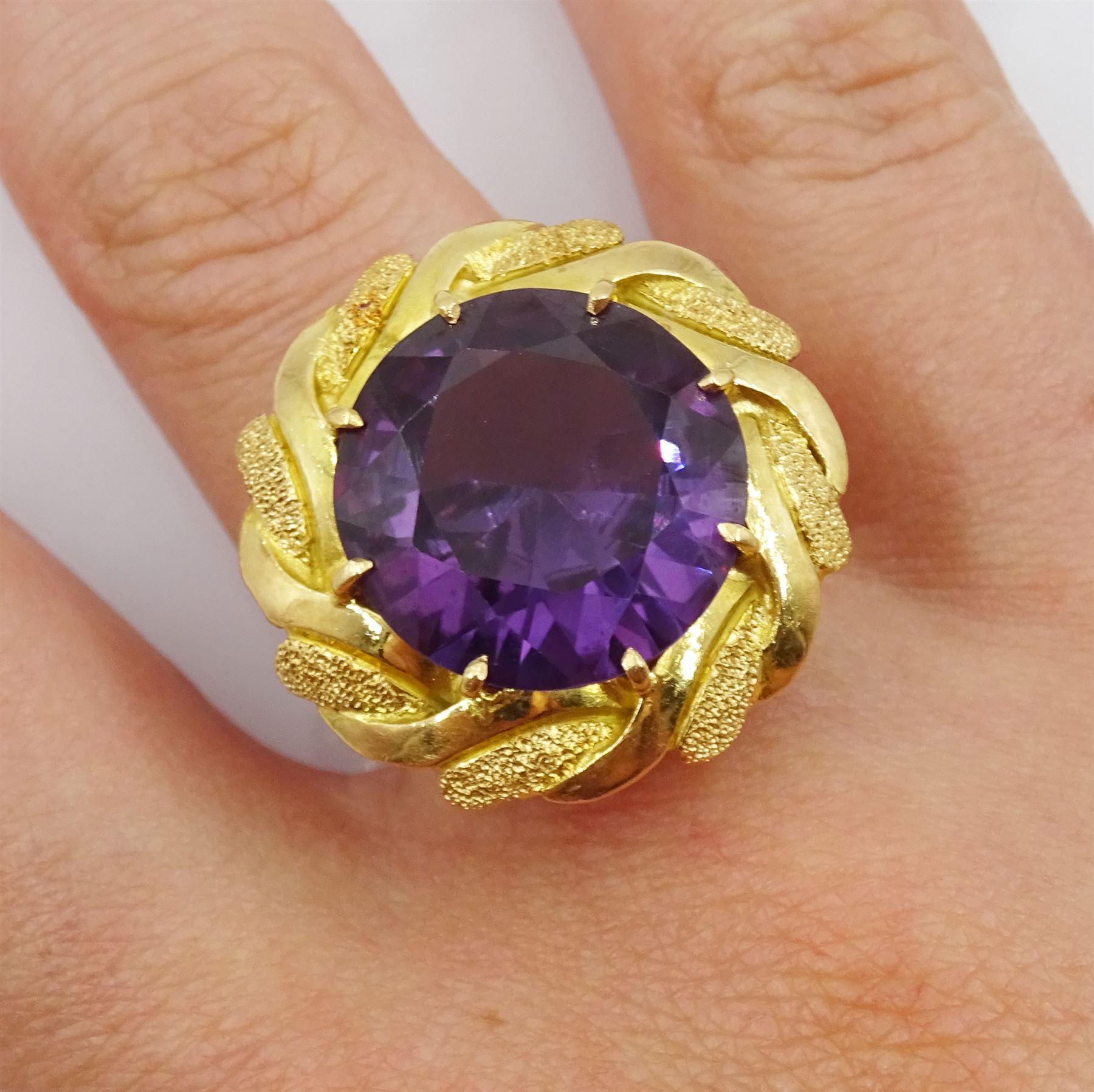 18ct gold circular purple stone ring - Jewellery, Watches, Silver & Coins