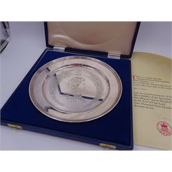 Modern limited edition silver plate, commemorating the Silver Jubilee of Her Majesty Queen Elizabeth II, designed by Pietro Annigoni, the circular plate engraved with the Queen in profile, no. 1108/2000, hallmarked Roberts & Dore, London 1977, with certificate of authenticity and contained within silk and velvet lined box, plate D22.6cm