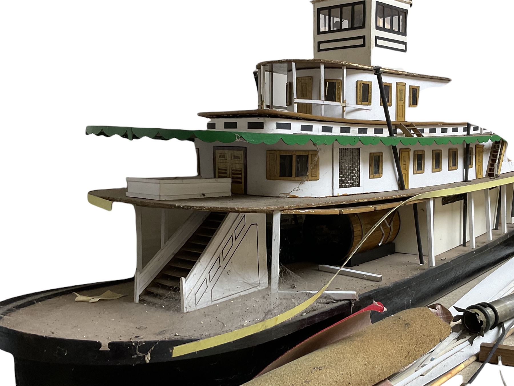 Model of St.Louis Belle paddle boat, L118cm, together with a box of additional parts and model plans by Vic Smeed