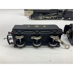 Wrenn '00' gauge - two Class 8F 2-8-0 locomotives - No.48073 in BR Plain Black; boxed; and No.8042 in LMS Plain Black; with unassociated plain blue box (2)