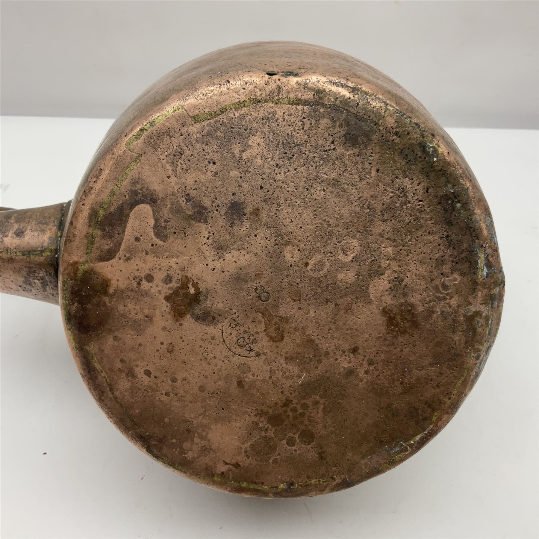 Engraved copper kettle, with Baden Powell Mafeking decoration with union jack flags, with finial modeled as Baden Powell, H31cm