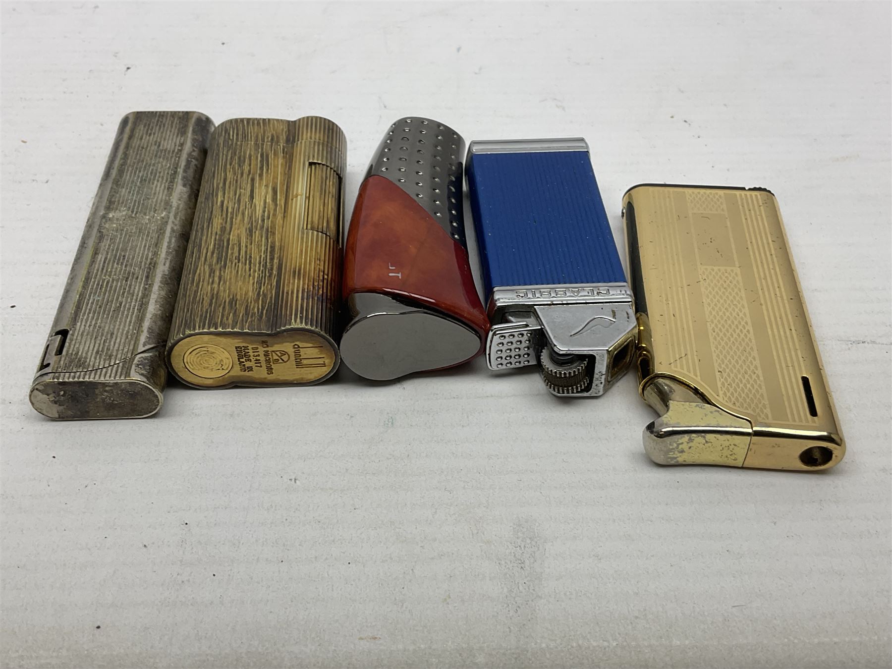 Collection of lighters, including Ronson Varaflame, Zorr Classic, Dunhill bark effect roller gas lighter, and faceted blue glass table lighter, etc