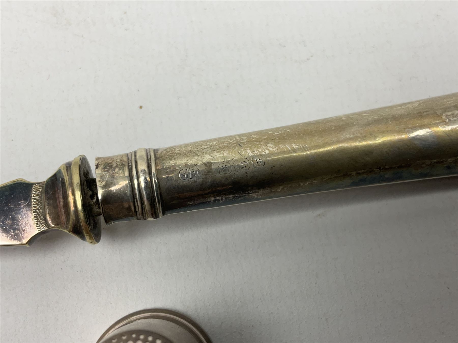 Two hallmarked silver thimbles to include late 20th century example with frog surmount stamped Clive & Clarissa Cooke, London, silver plated fork with hallmarked silver handle, together with a quantity of silver plated and other metal ware