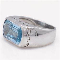 18ct white gold Swiss blue topaz ring, bezel set with a single vari-cut topaz, stamped 750