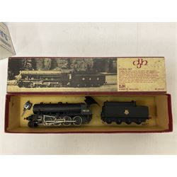 DJH Models - two ‘00’ gauge kit built model railway locomotives and tenders comprising K37 Highland Railway/LMS Castle 4-6-0 no.14685 in LMS crimson and K38 BR/WD 2-8-0 no.90124 in BR black; in original boxes 