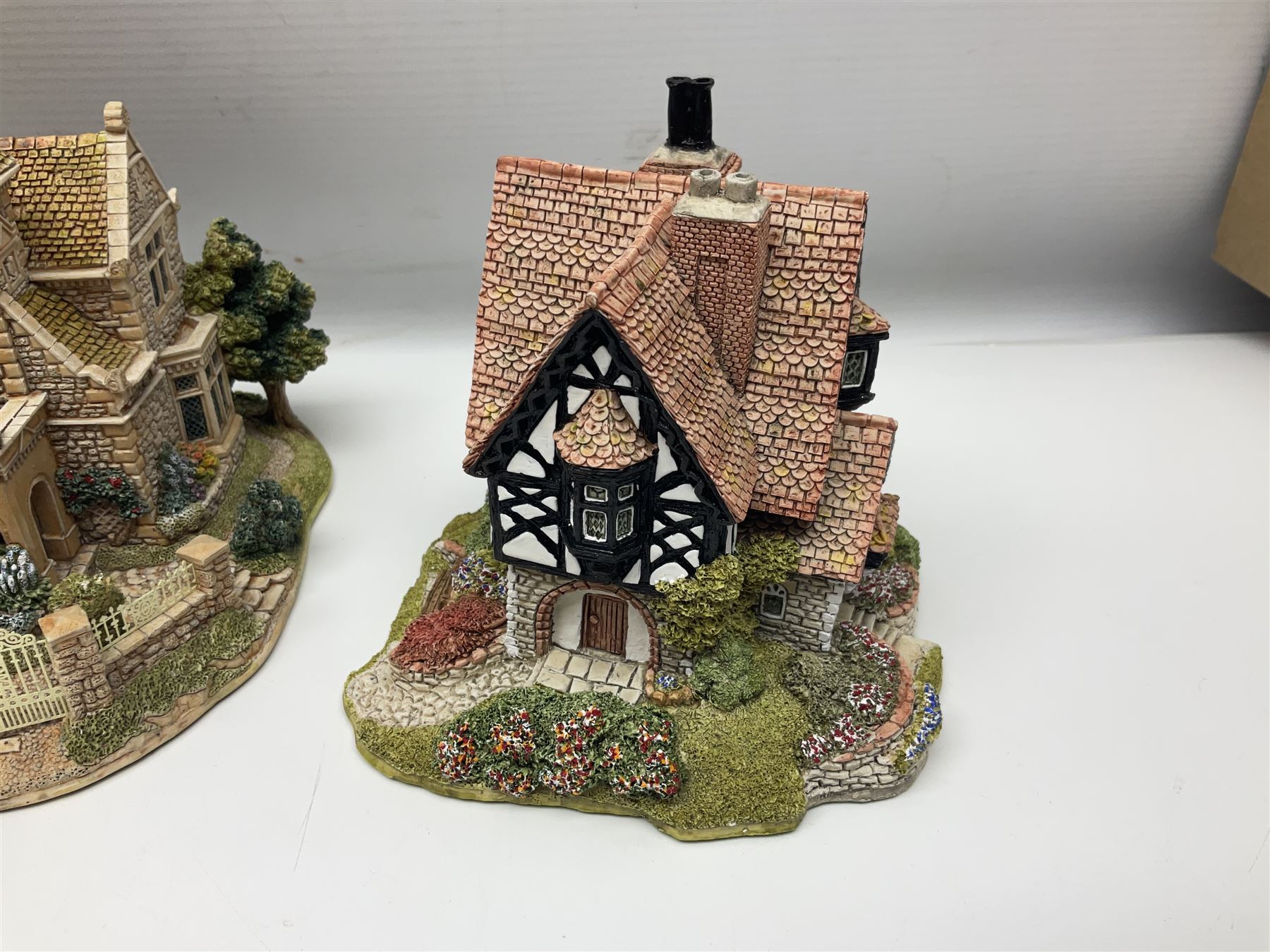 Ten Lilliput Lane models, to include Firemans Watch, The Rest House and Green Gables, Titmouse Cottage etc, all with deeds and original boxes (10)