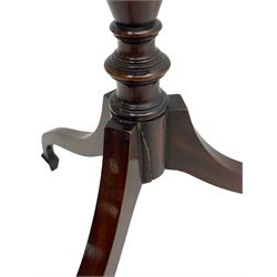 Fine Georgian design mahogany pedestal table, hexagonal top with reeded moulded edge, raised on a slim turned vasiform column with splayed tripod base and spade feet