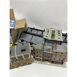 Collection of '00' gauge model railway accessories, including Peco Streamline and Insulfrog track, Metcalfe Platform kit, kit built model railway buildings and other accessories