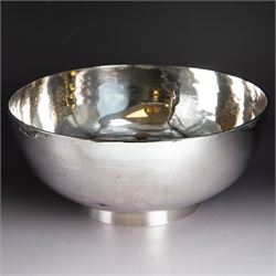 1930s silver bowl, of circular form with planished finish, upon a circular base, hallmarke...
