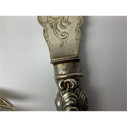 Set of six silver handled butter knives, in case, pair of silver handled fish servers, two silver handled shoe horns, and two silver handled button hooks, all hallmarked or stamped Sterling