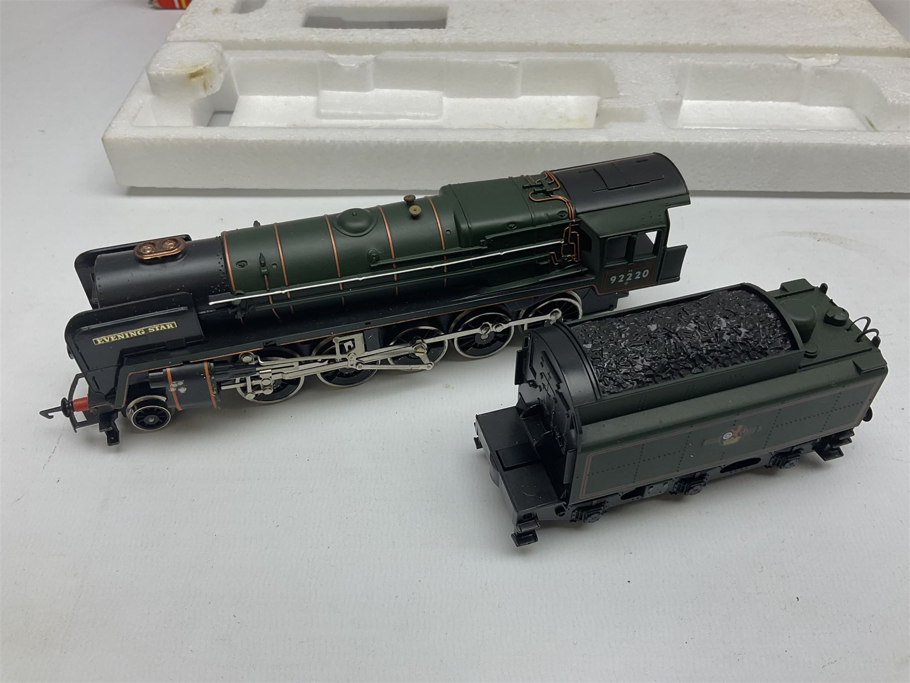 Hornby '00' gauge - Class 9F 2-10-0 locomotive 'Evening Star' No.92220; Standard Class 7P6F locomotive 'Britannia' No.70000; both boxed; and 4-6-2 locomotive 'Flying Scotsman' No.4472; in box base only with slip-case (3)
