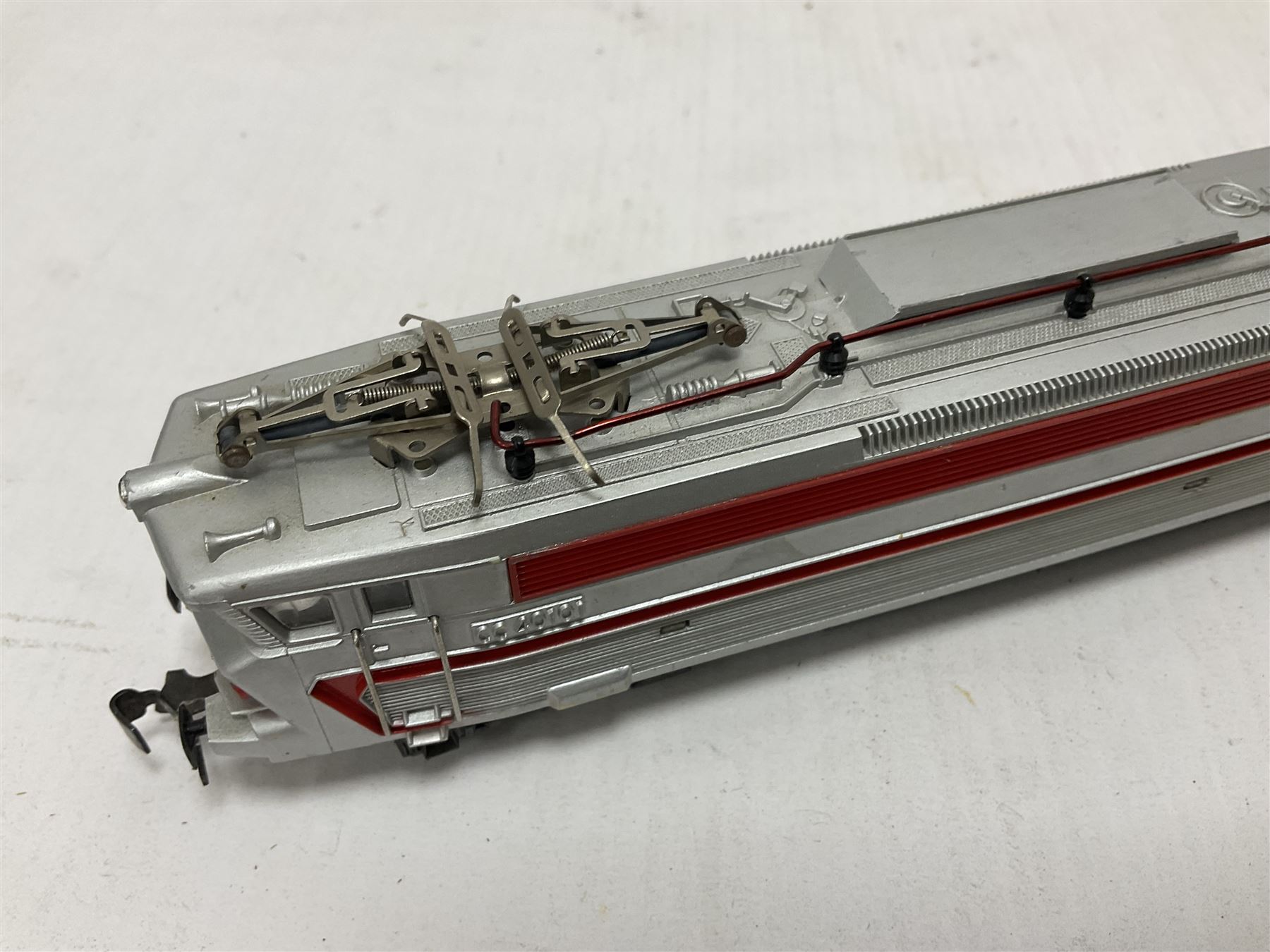 Various makers ‘00’ gauge - Hornby R758 Hymek Diesel Hydraulic B-B locomotive no.D7063 and R253 0-4-0 Diesel Dock Shunter no.3, in original boxes; Tri-Ang Class 08 0-6-0 Diesel Shunter no.D3035 and Class 37 Co-Co Diesel locomotive no.D6830; Jouef 843/E TEE SNCF no.CC40101 in electric red and grey (5)