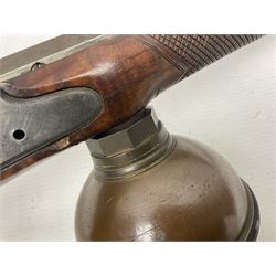 Late 18th/early 19th century Wallis (of Hull) muzzle loading air rifle with medially ribbed copper round ball reservoir, the 86cm (34