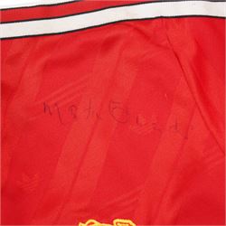 Manchester United 1986 signed football shirt, size large, signatures to include Bryan Robson, Norman Whiteside, Clayton Blackmore, Chris Turner, Mike Duxbury, Remi Moses, Jesper Olsen and others 