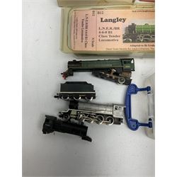 'N' gauge - quantity of unassembled and part-built locomotive kits including Langley Miniatures LNER Sentinel Steam Railcar and SR/LSWR 4-6-0 S15 locomotive; N-Drive productions Tram Loco etc; and various other locomotives for spares or repair; some boxed