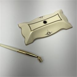 A limited edition Royal Doulton Sheaffer desk set, 1584/5000, with 14K gold nib pen, L21cm. 