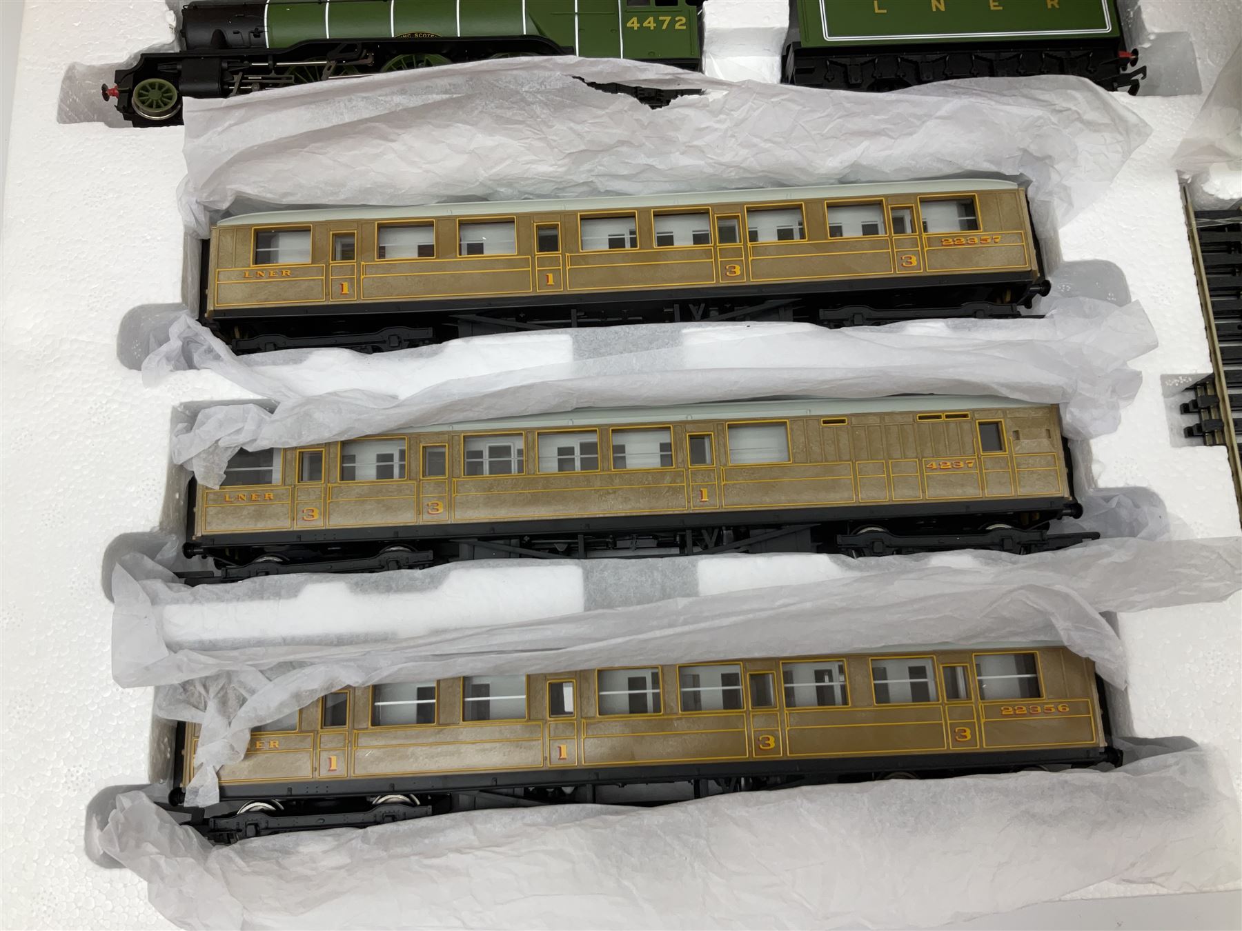 Hornby '00' gauge - Flying Scotsman electric train set with Class A3 4-6-2 locomotive 'Flying Scotsman' No.4472 and three teak style passenger coaches, boxed with TrakMat pack