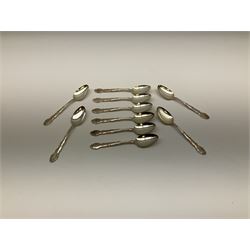 Oneida Community silver plated cutlery in the Mansion House pattern, comprising fithteen teaspoons, twelve soup spoons and six serving spoons together with matched cutlery, compromising fourteen forks, twentythree knives, twelve spoons, ten dessert spoons, one teaspoons,and a selection of other cutlery. 