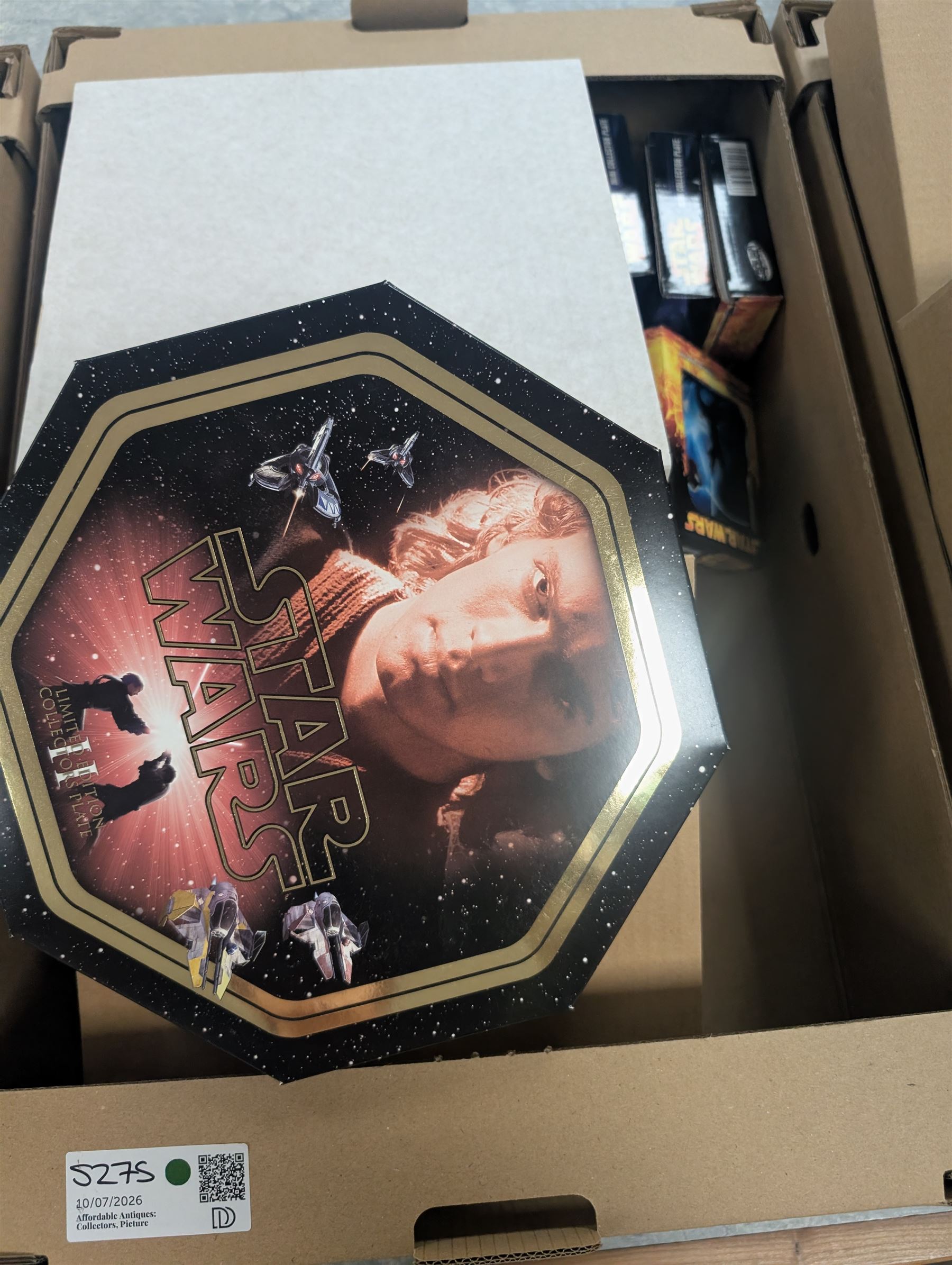 Limited edition collector's plates, including Doctor Who, Buffy the Vampire Slayer, Star Wars, Lord of the Rings and Star Trek examples, mostly boxed and some empty boxes