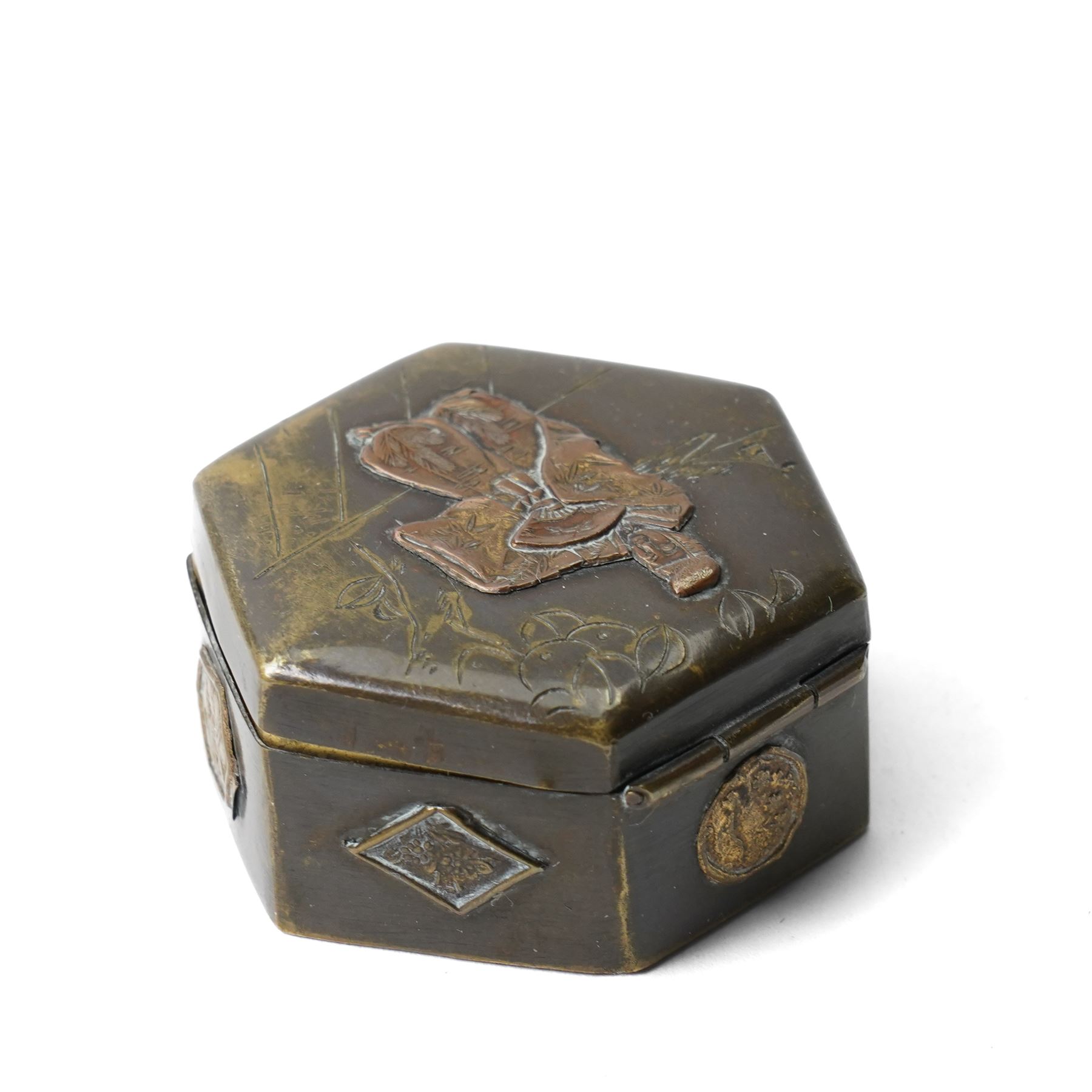 Pair of white metal folding French reading glasses, L9cm; together with a Japanese pill bronze box, D4.5cm and 'N' seal with mother of pearl handle (3)
