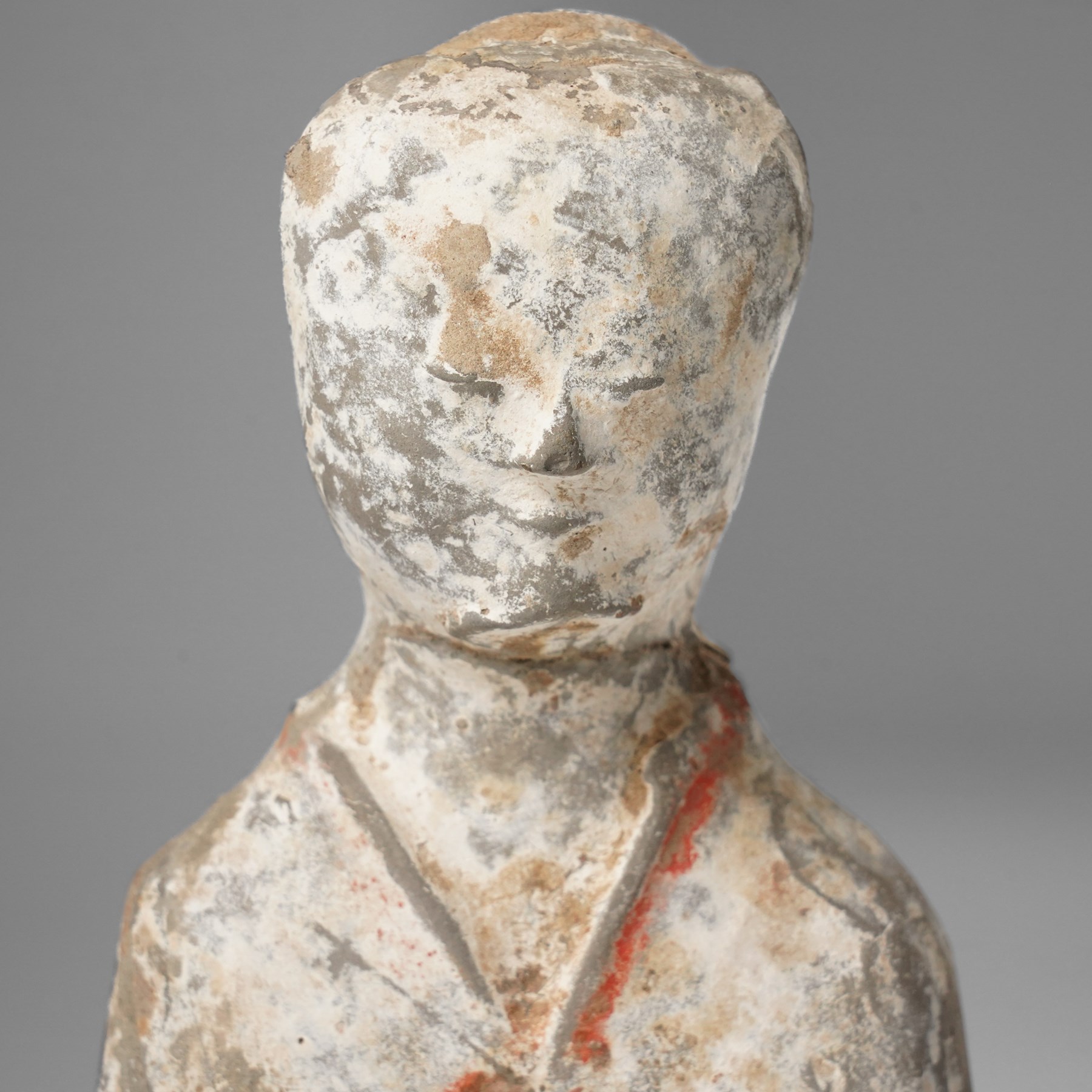 Chinese Han Dynasty grey pottery figure of a dignitary, with Oxford thermoluminescence certificate no. C466e67, H17.5cm