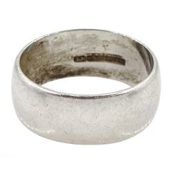 Platinum wedding band stamped, approx 8.9gm