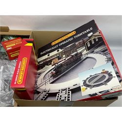 Hornby '00' gauge - layout accessories including constructed and kit form buildings, level crossing, high level and inclined piers, platforms, electrically operated turntable, track underlay etc; mostly boxed/packaged