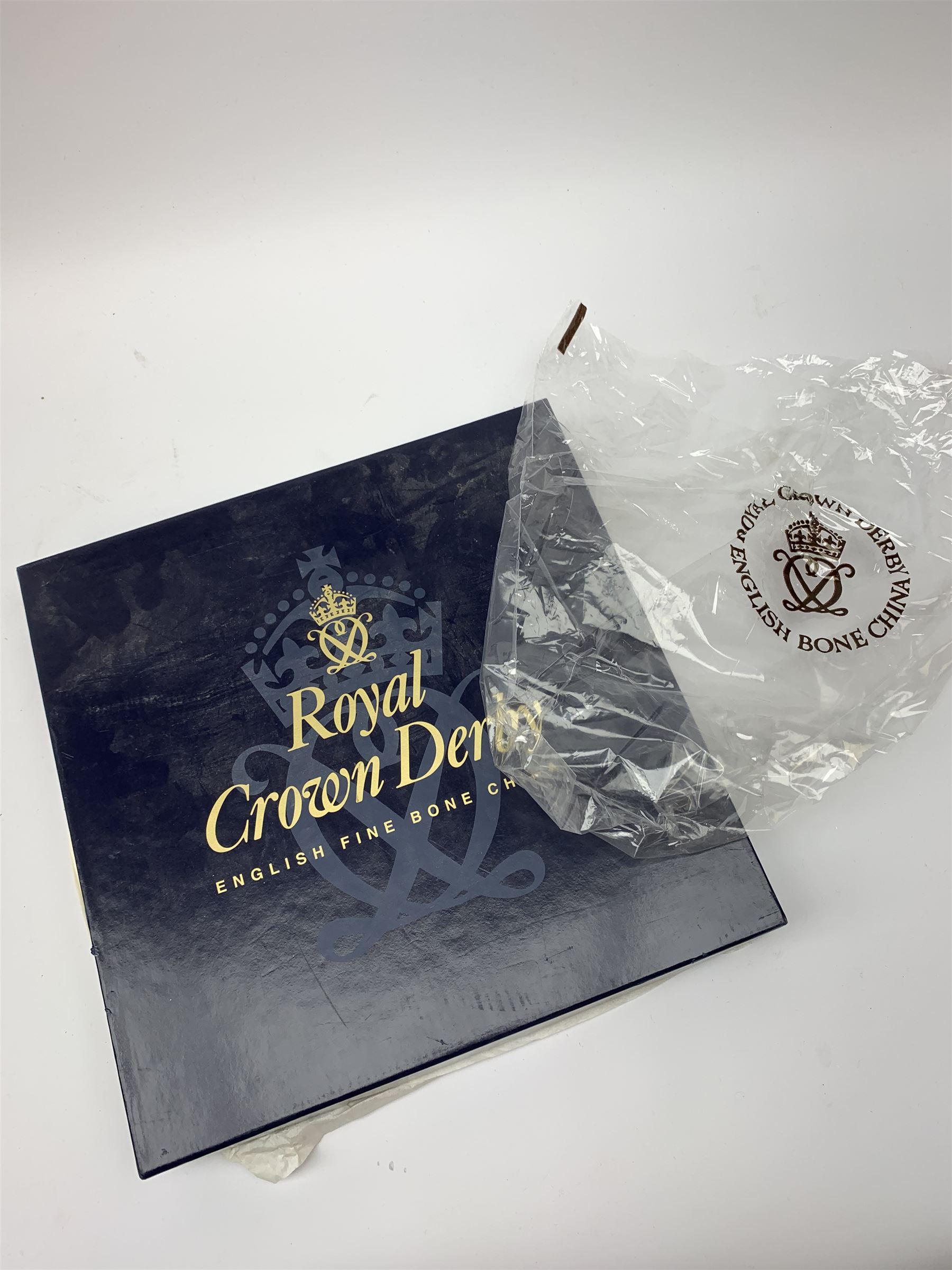 A boxed Royal Crown Derby Imari cabinet plate, decorated in the 1128 pattern, D27cm, together with a Royal Crown Derby dish of lozenge form with acorn detailed twin handles and four conforming feet, decorated in the 1128 pattern, L22.5cm. (2). 