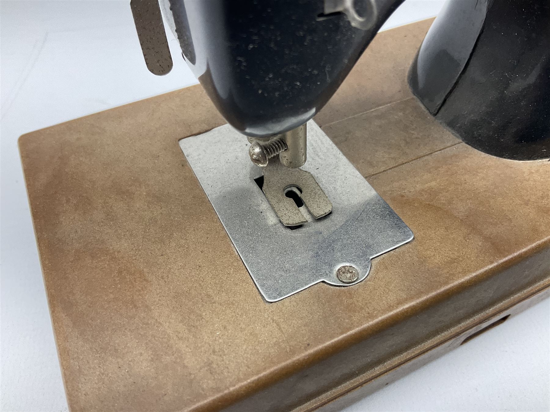 Singer mini sewing machine, together with Holly hobbie mini sewing machine and other sewing machine models, Singer H15cm
