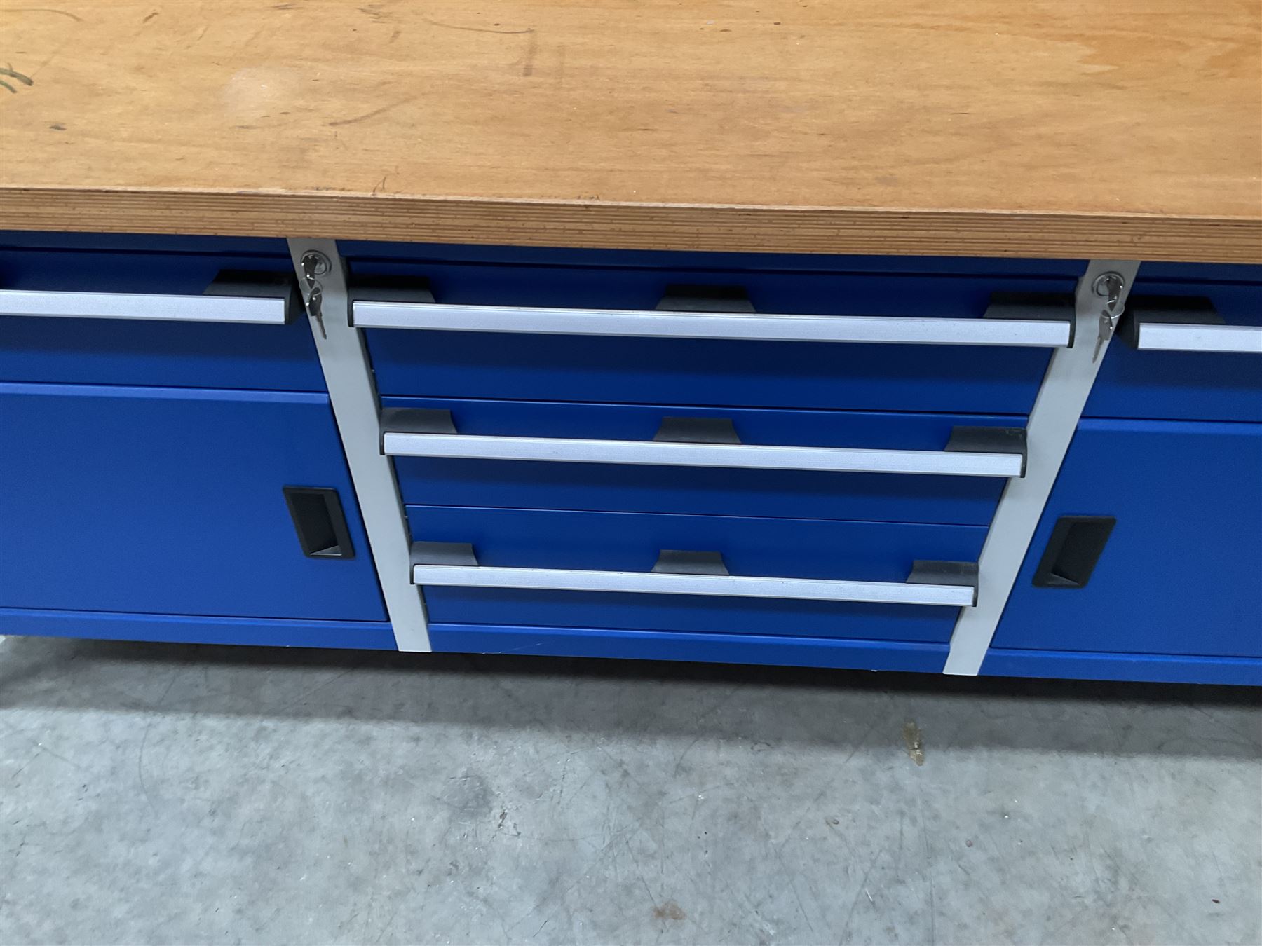 Bott cubio storage workbench, five drawers and two cupboards, single vice