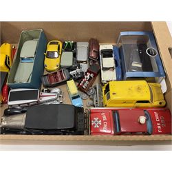 Quantity of playworn boxed and loose model and die-cast vehicles to include Matchbox Models of Yesteryear YSH1 Gypsy Caravan 1900, boxed; further models from Burago, Oxford, Maisto, Solido etc, in three boxes